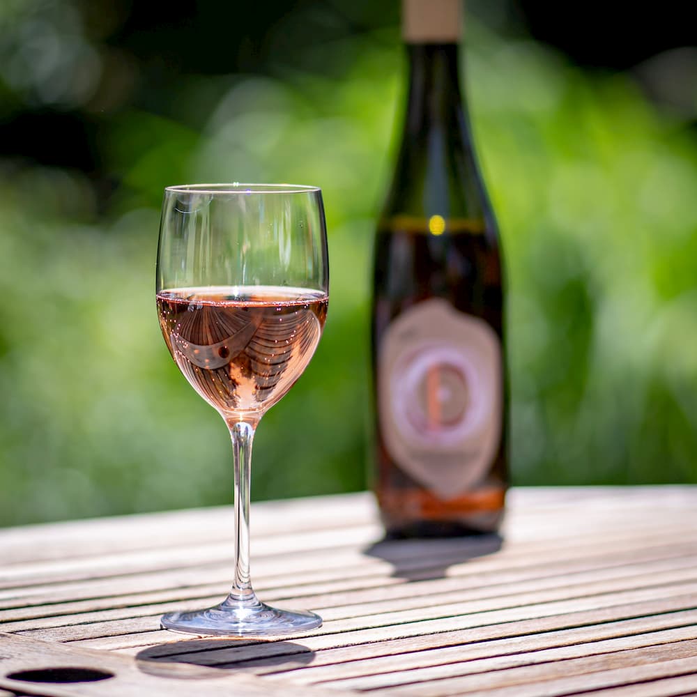 ein Glas Rosewein auf einem Tisch