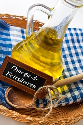 Glasflasche mit Leinöl und schild Omega3 fettsäuren