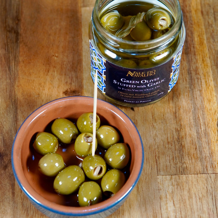 Oliven mit Knoblauch gefüllt in nativem Olivenöl extra - Portugal