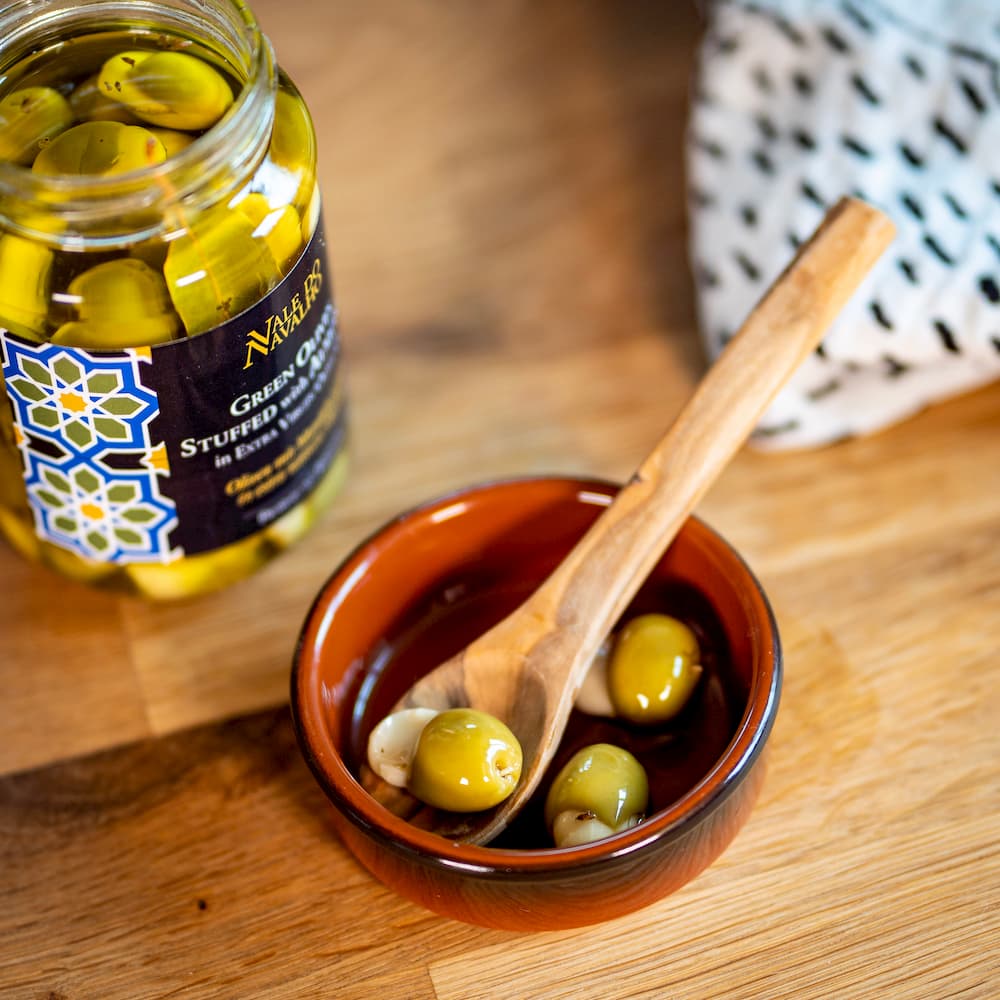 gruene Oliven mit Mandeln in einer Schaale